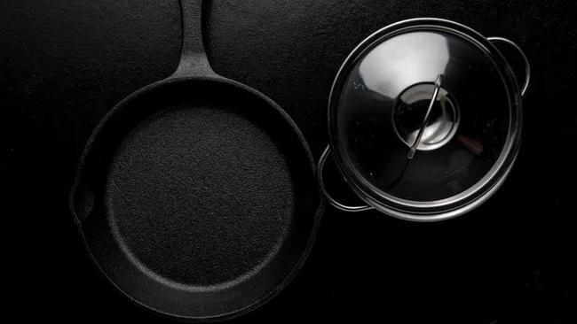 Нагар отлетит сам — закиньте в сковороду обычный чай и забудьте про чистку