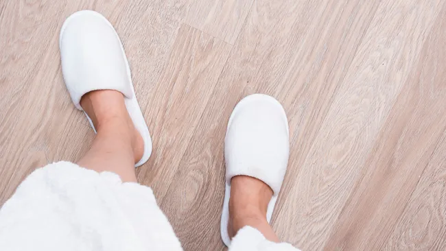 Физиотерапевт посоветовала пожилым людям отказаться от ношения домашних тапок