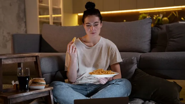 Просмотр фильмов ужасов может привести к перееданию 