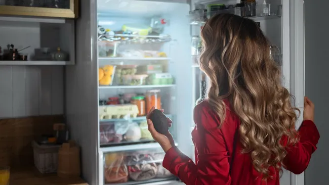 Почему морозильная камера стремительно обрастает льдом — есть лайфхаки, которые работают