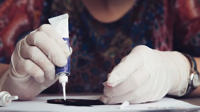 Пятна от суперклея растворятся — лайфхаки, которые реально работают