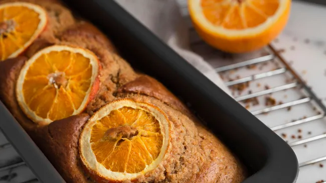 Даже кожуру убирать не надо — рецепт насыщенного апельсинового кекса