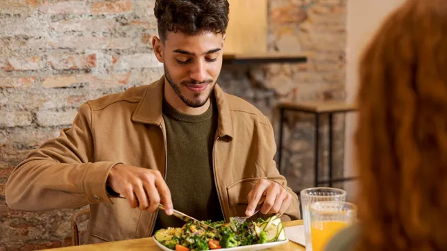 Диетолог Мун назвала идеальным ужин с 17:00 до 18:00 часов 