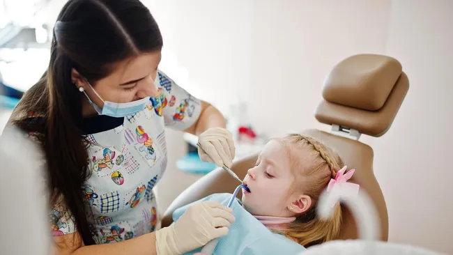 Пассивное курение повышает риск кариеса у детей