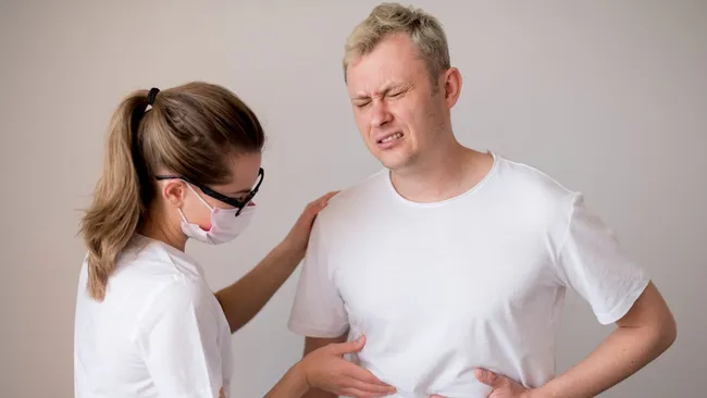 Врач Горячев: при панкреонекрозе сочетание алкоголя и жирной еды приводит к интоксикации