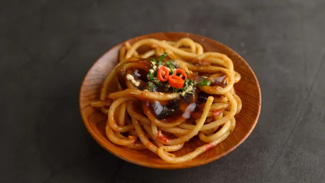 Можно не только с красным мясом — как приготовить вкусный лагман с курицей и черри 