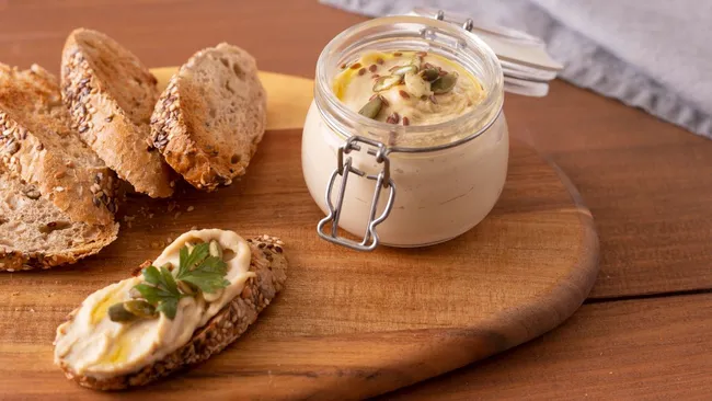 Вкуснее и полезнее колбасы – рецепт намазки из чеснока и нута