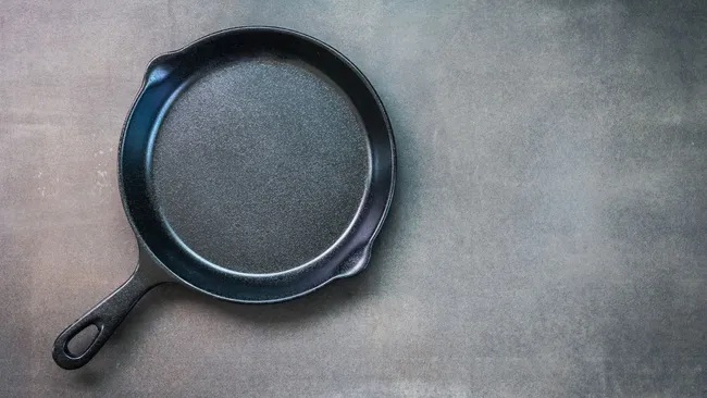 Нагар слезает хлопьями — копеечный лайфхак для старых сковородок, который реально работает