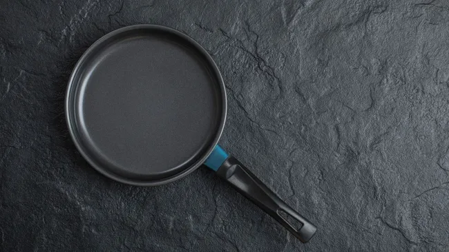 Как отмыть пригоревшую сковороду — смешали 3 ингредиента и положили в пакет 