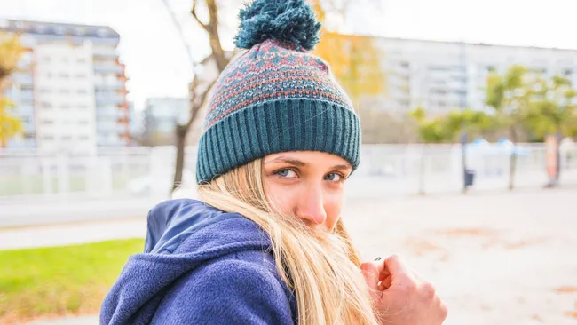 Дерматовенеролог Убилава: отказ от шапок зимой может привести к выпадению волос 