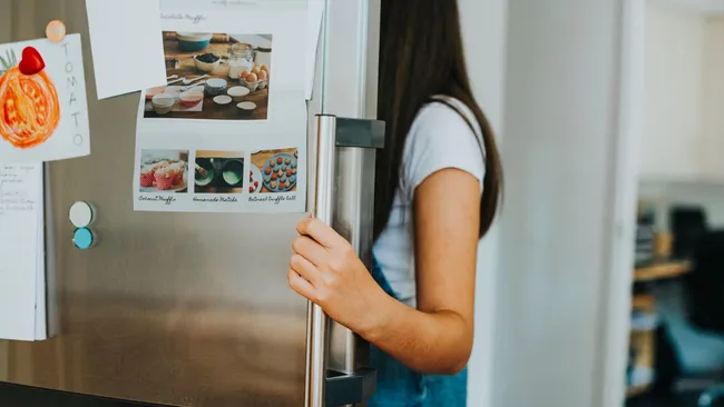 Продукты тухнут, а счета растут — зачем греть феном дверцу холодильника 
