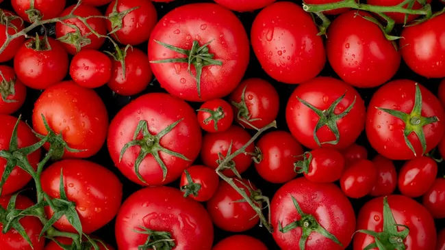 Томаты мгновенно покраснеют — берем аптечное средство и продукт из холодильника