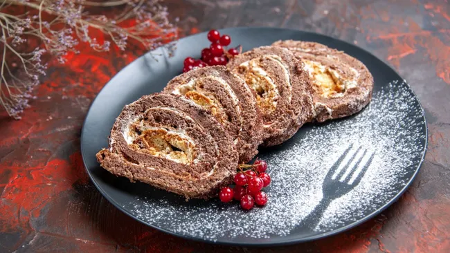 Когда хочется вкусно, но без сложностей — готовим печёночный рулет на Новый год