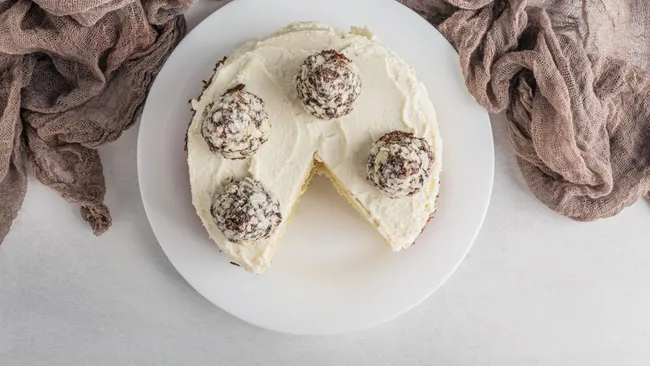 Незамысловатый десерт к новогоднему столу — приготовьте овсяный торт без выпечки