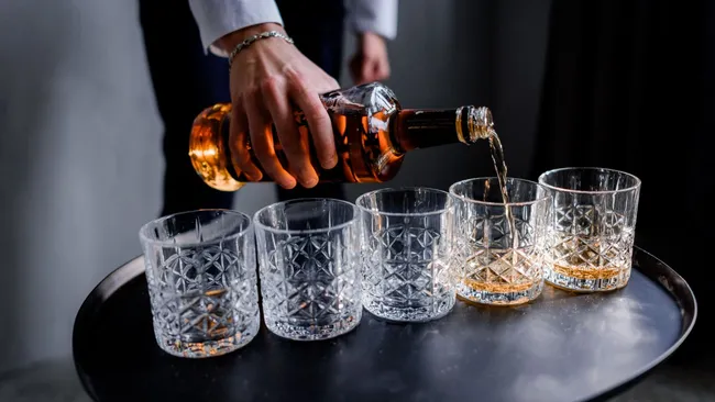 Учёные обнаружили связь между употреблением алкоголя и успехами в карьере 