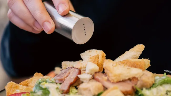 Частое досаливание пищи связали с ростом депрессивных симптомов