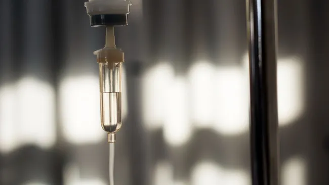 Врач Гузман: популярные капельницы для молодости и иммунитета могут быть опасны 