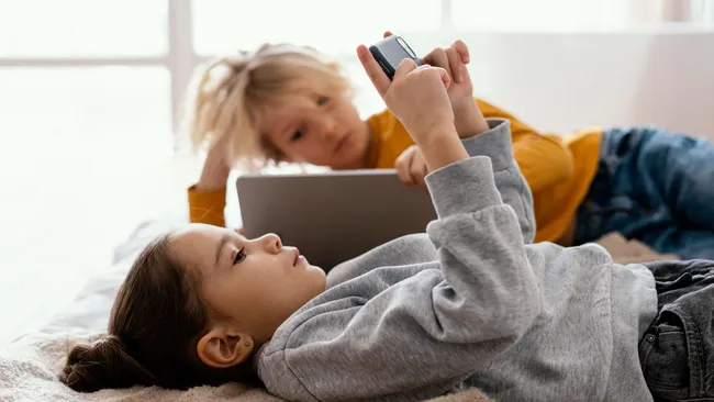 Родители с высоким уровнем стресса чаще дают детям гаджеты