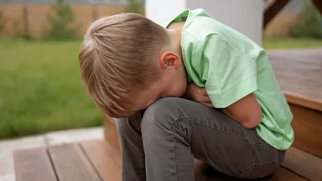 Пережитые в детстве травмы могут усиливать возрастное ухудшение работы мозг