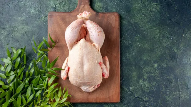 The Conversation: мытьё курицы для новогодних блюд повышает риск отравления