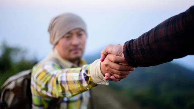 Оказавшиеся в трудном положении люди чаще помогают другим