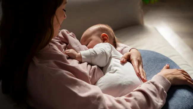 Кормление грудью снижает риск депрессии даже через 10 лет после родов 