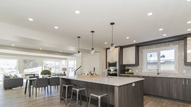 Блеск без разводов — чем на самом деле нужно мыть натяжной потолок