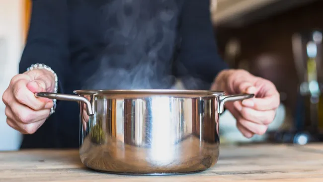 Кастрюля станет как новая — необычный способ очистки с помощью напитка из магазина