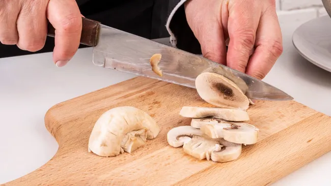 Бюджетный герой новогоднего стола — слоеный салат с шампиньонами