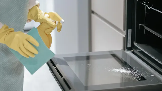 Стекло снова прозрачное — чем отмыть духовку за 15 минут
