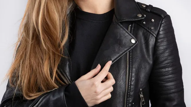 Потрескалась кожанка? Не спешите выбрасывать — есть рабочий лайфхак