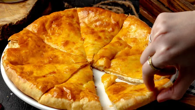 Сочная сырная начинка и хрустящая корочка — ленивое хачапури прямо на сковороде 