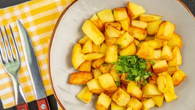 Никаких долгих стояний у плиты — секрет быстрой жареной картошки