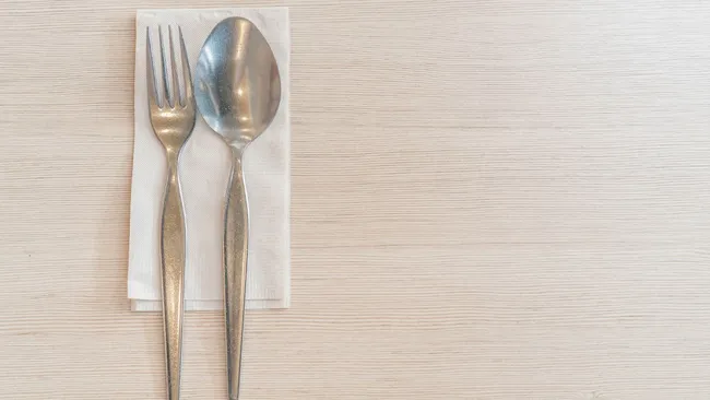 Как спасти потускневшие вилки и ложки — 2 средства вернут им зеркальный блеск