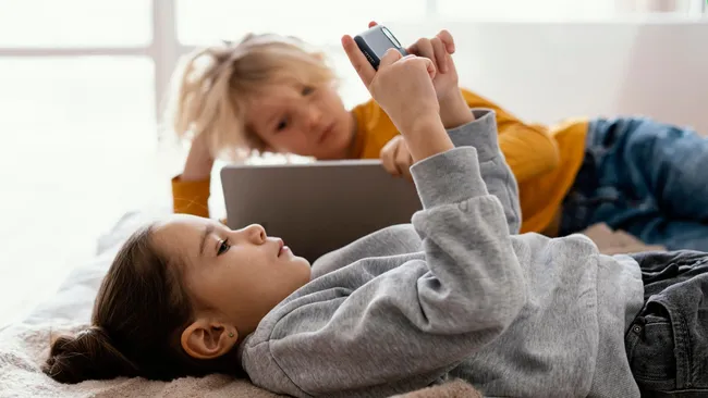 Власти Британии предложили ограничить детям экранное время до часа в день