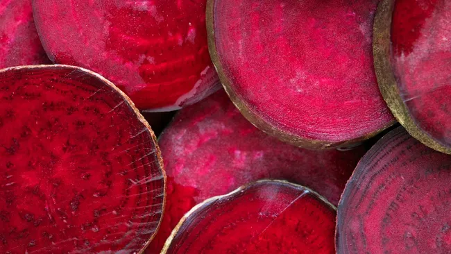 Хитрый трюк со свёклой — добавьте в воду, и она сварится в три раза быстрее