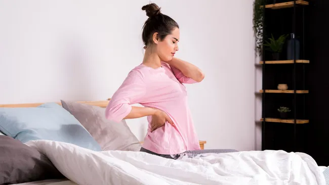 Отказ от курения и хороший сон сокращают траты на лечение болей в пояснице 