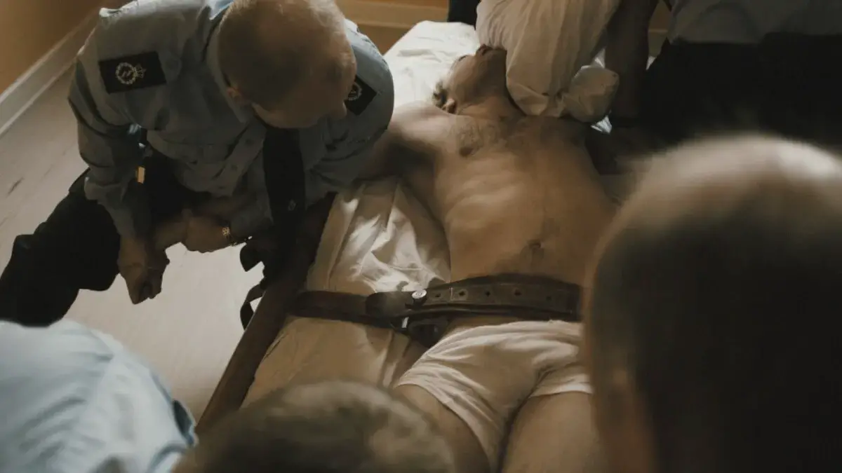Кадры из фильма "Заключённый R", 2010