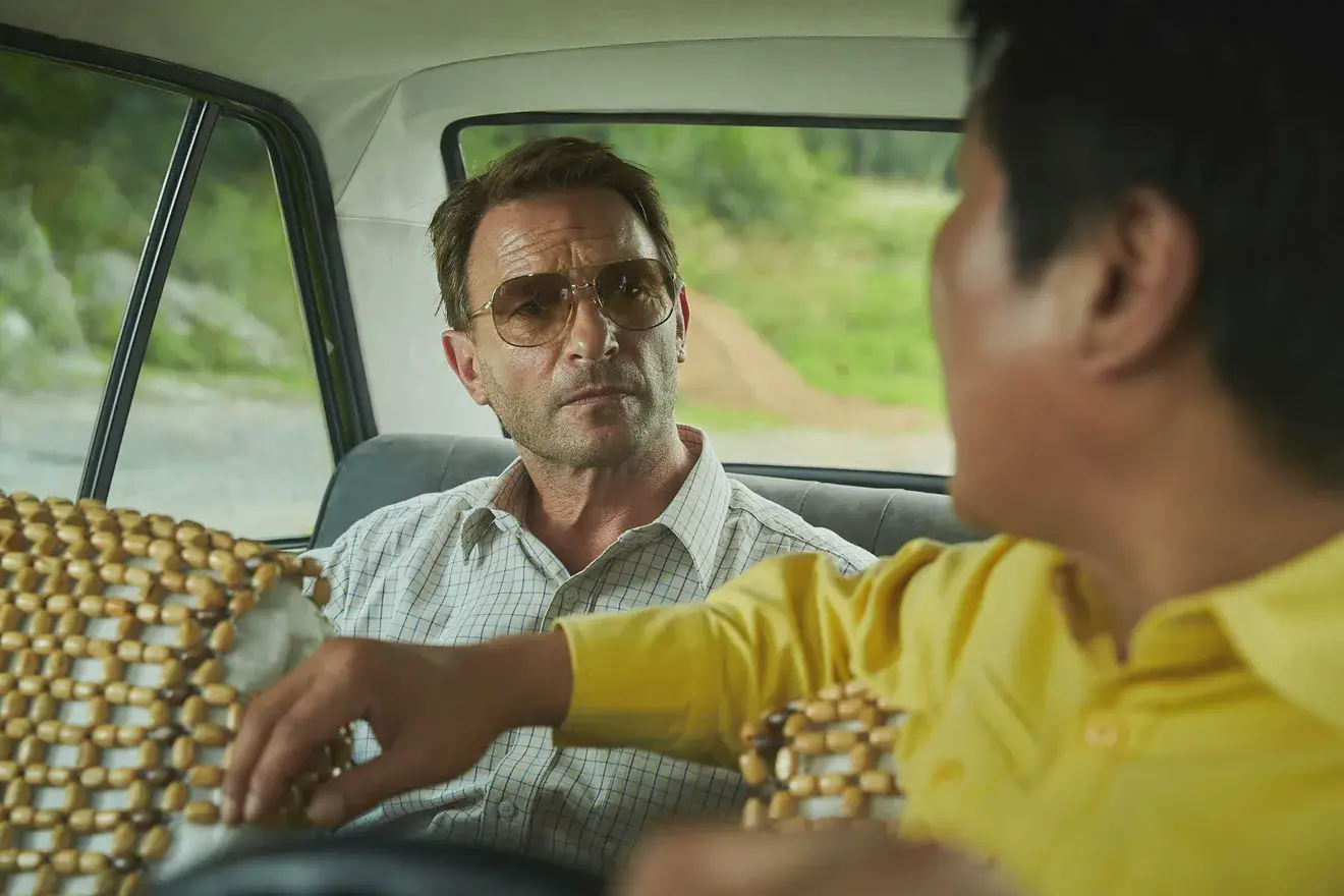 Кадры из фильма "Таксист", 2017