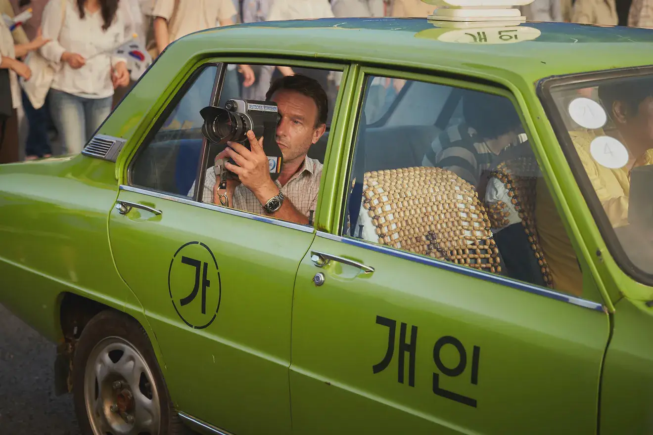 Кадры из фильма "Таксист", 2017
