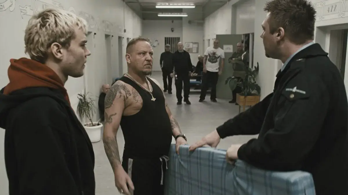 Кадры из фильма "Заключённый R", 2010