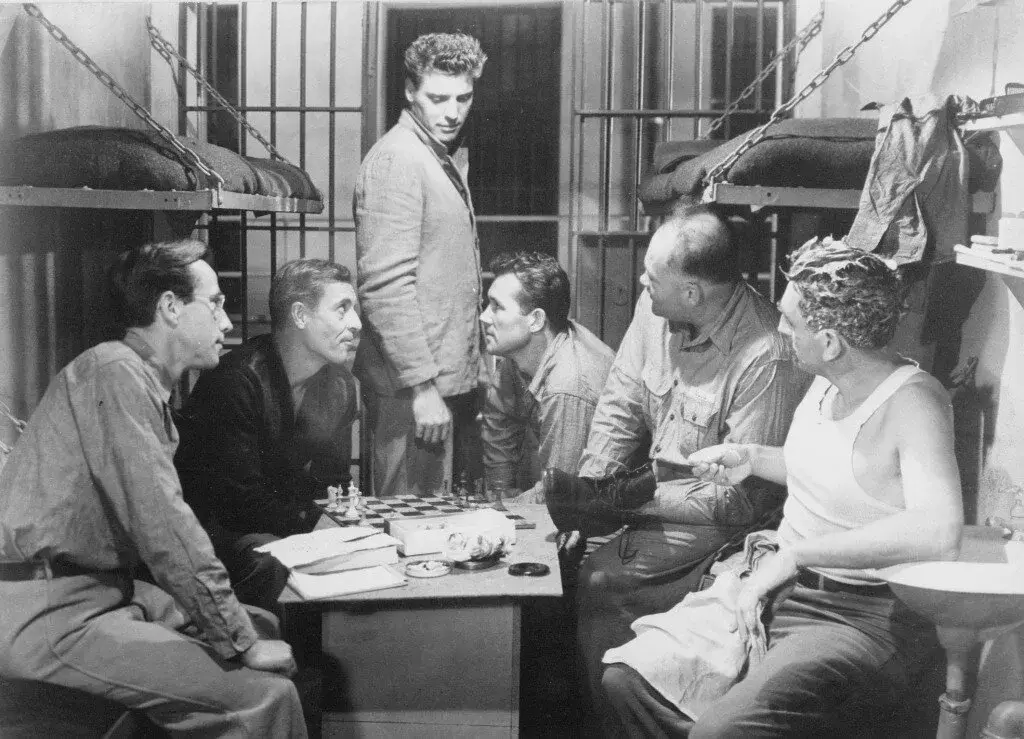 Кадры из фильма "Грубая сила", 1947